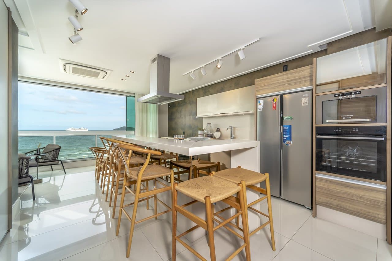 Apartamento de 4 quartos com 4 suítes e 315 m² em Bal. Camboriú