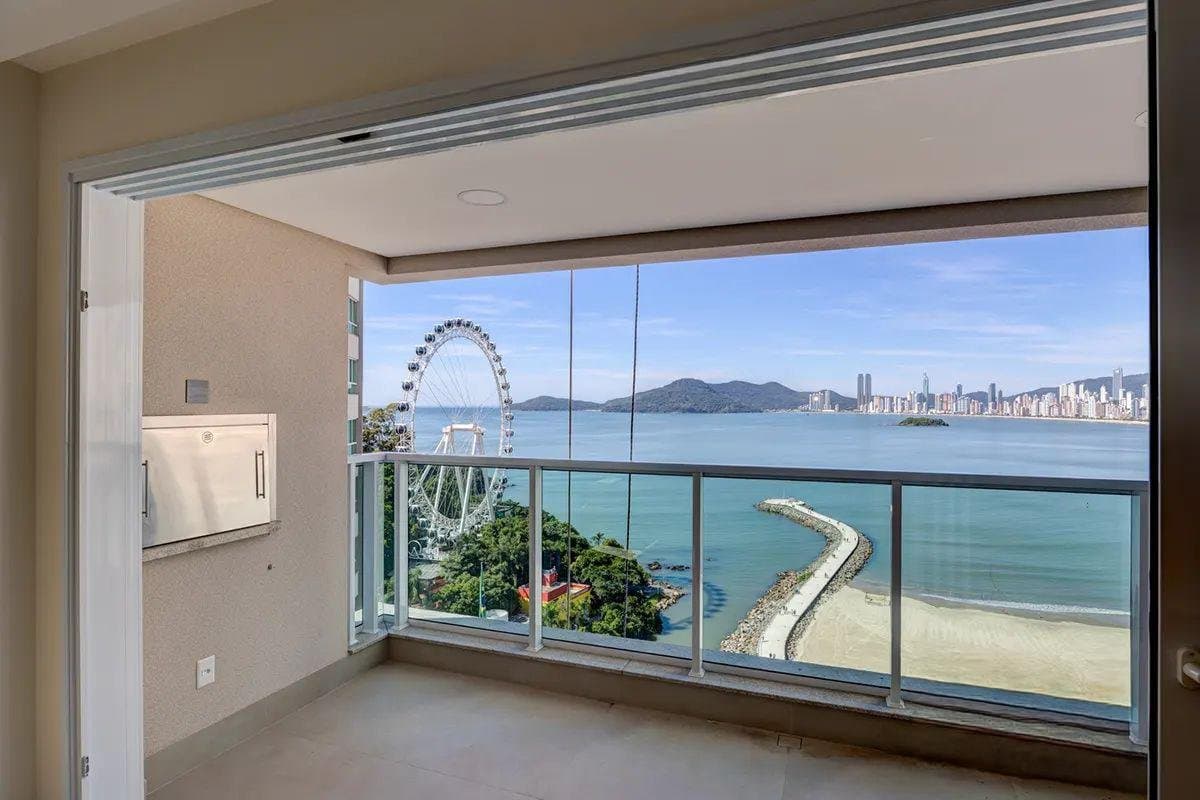 Apartamento de 3 quartos com 3 suítes e 160 m² em Bal. Camboriú