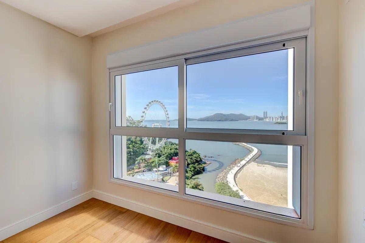 Apartamento de 3 quartos com 3 suítes e 160 m² em Bal. Camboriú