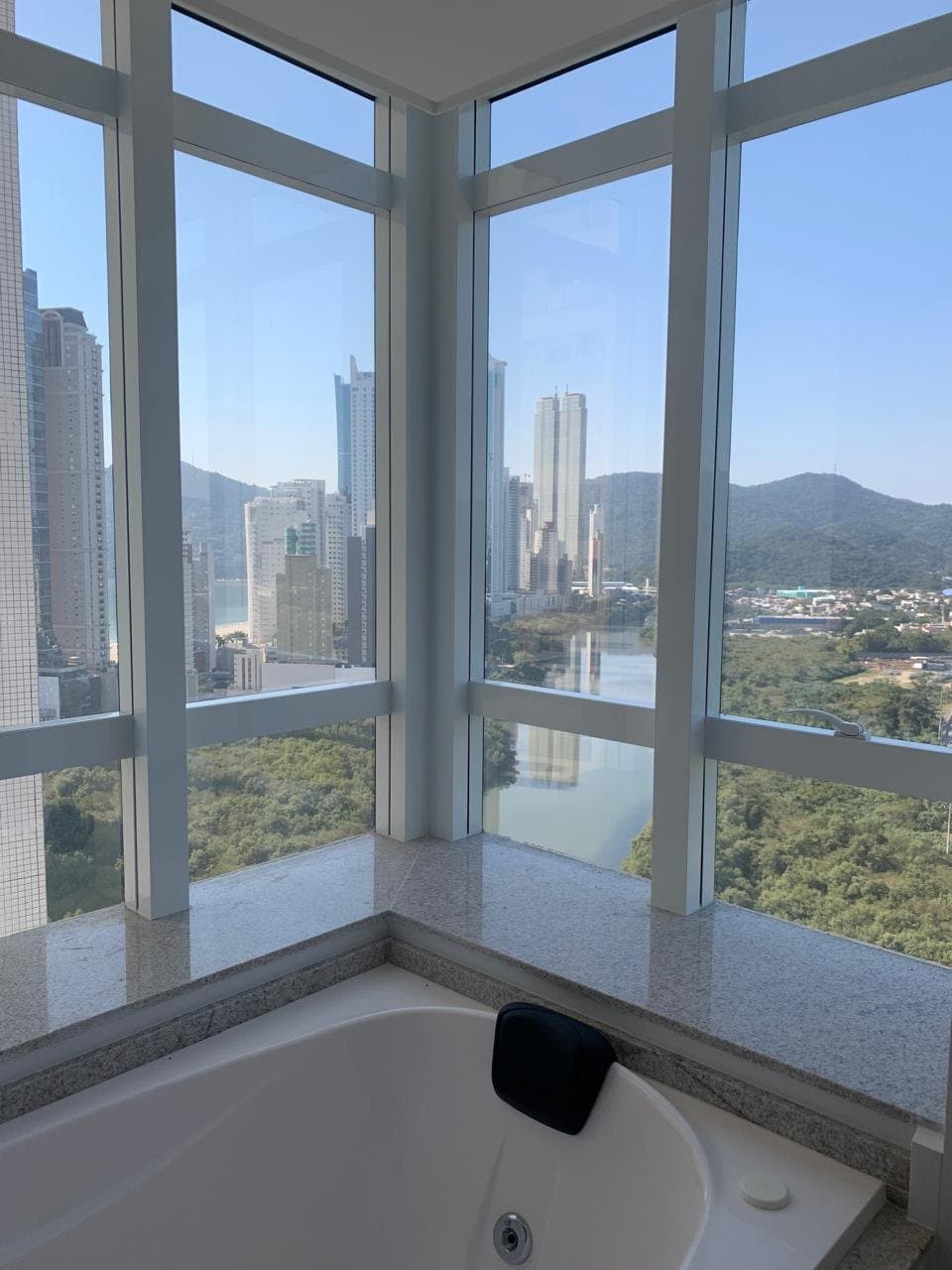 Apartamento de 3 quartos com 3 suítes e 187 m² em Bal. Camboriú