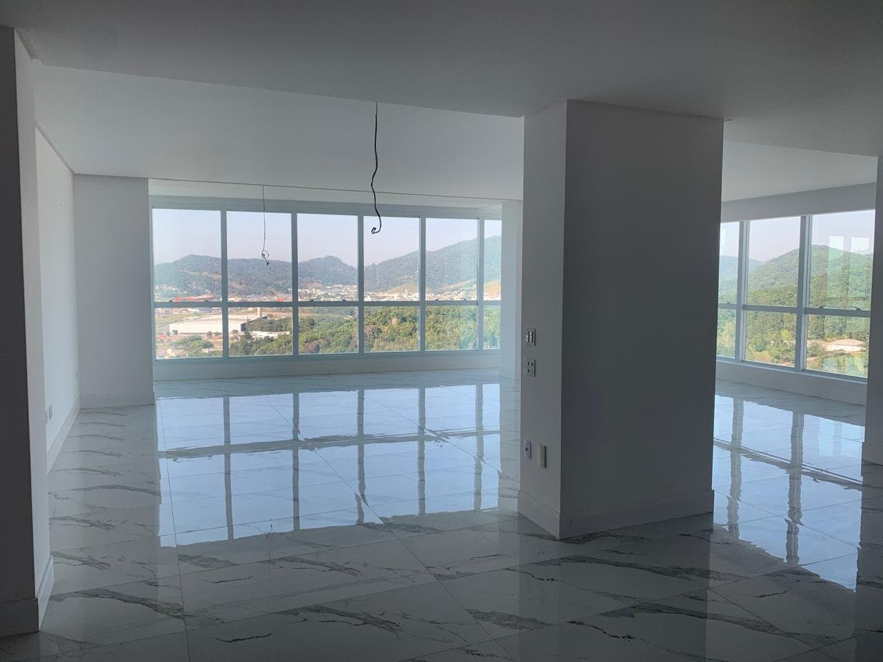 Apartamento de 3 quartos com 3 suítes e 182 m² em Bal. Camboriú