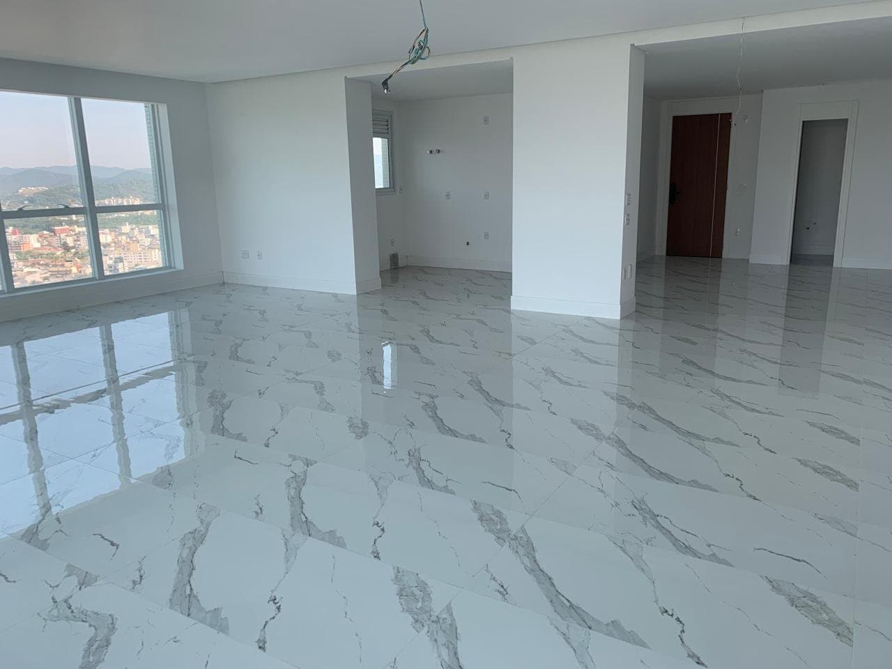 Apartamento de 3 quartos com 3 suítes e 182 m² em Bal. Camboriú