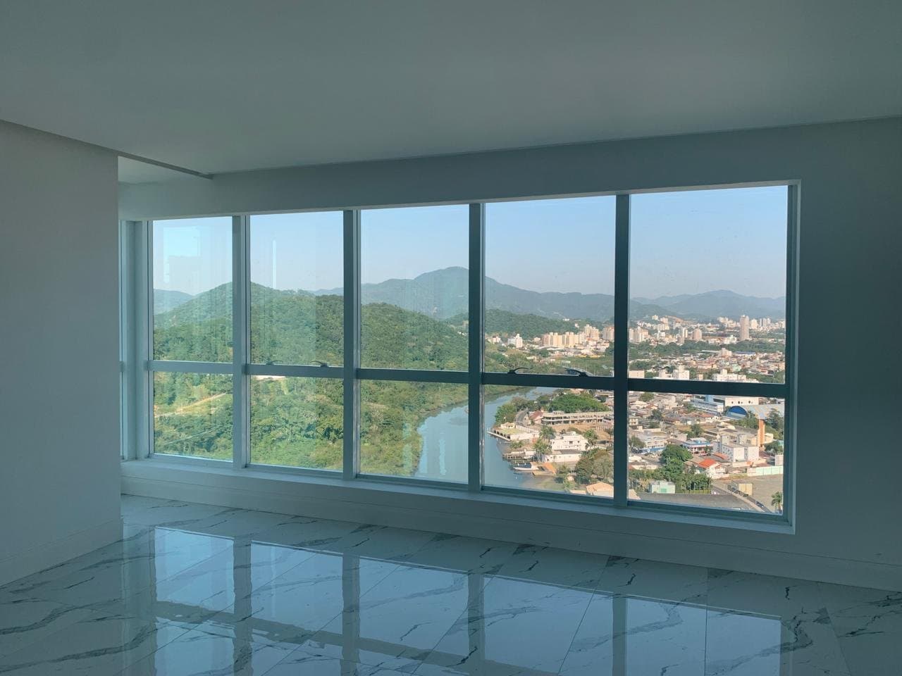 Apartamento de 3 quartos com 3 suítes e 182 m² em Bal. Camboriú