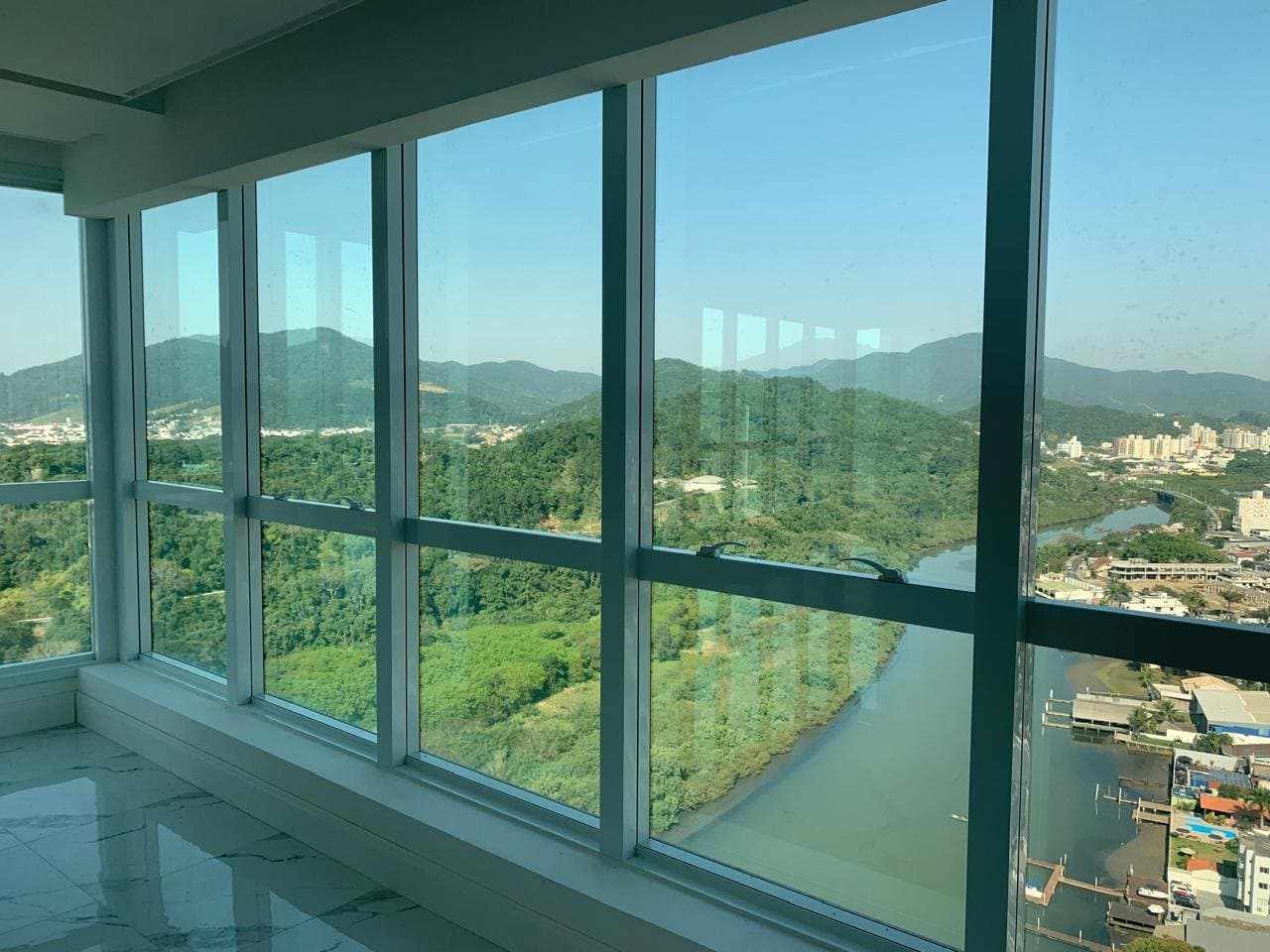 Apartamento de 3 quartos com 3 suítes e 182 m² em Bal. Camboriú