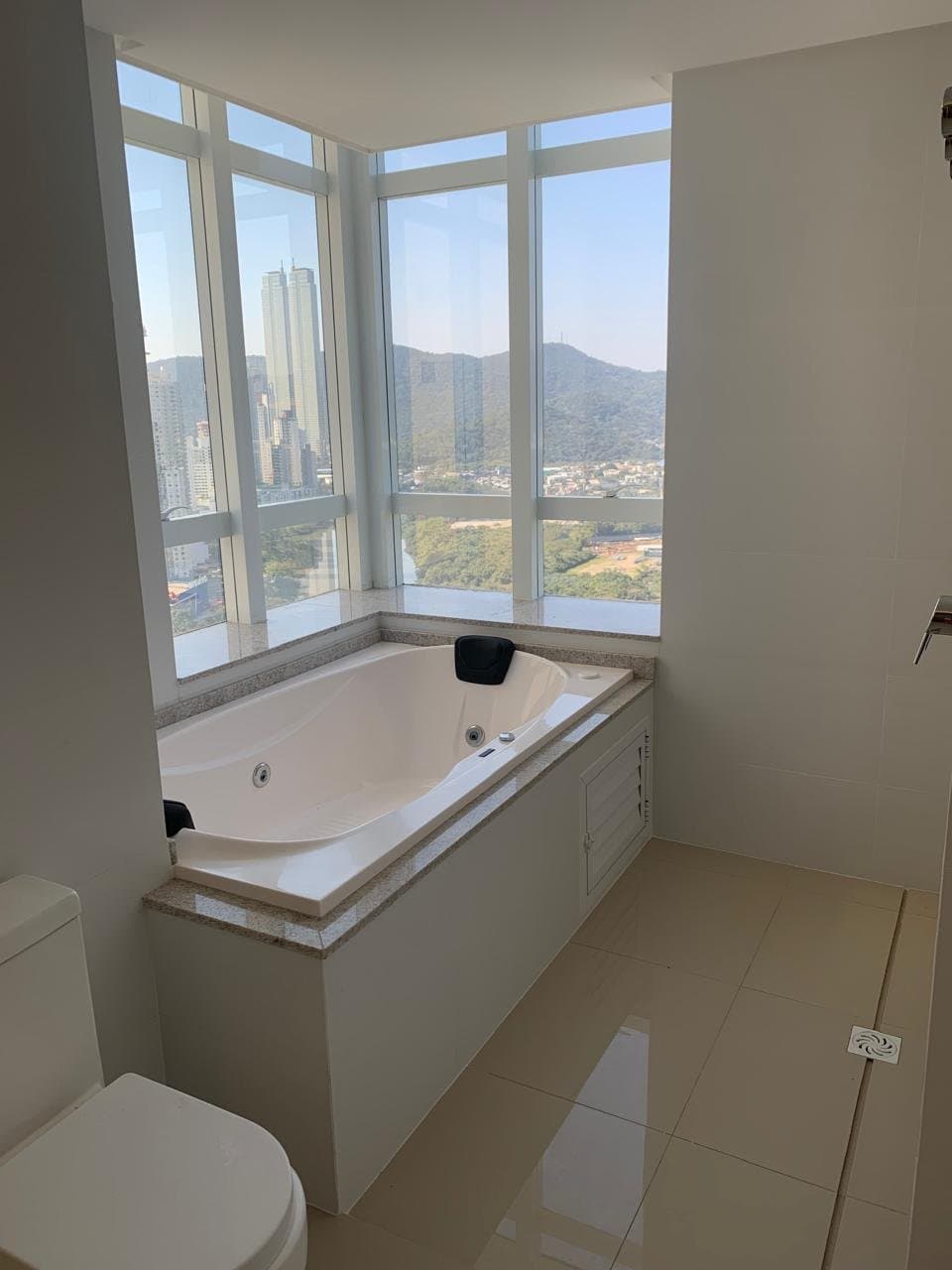 Apartamento de 3 quartos com 3 suítes e 182 m² em Bal. Camboriú