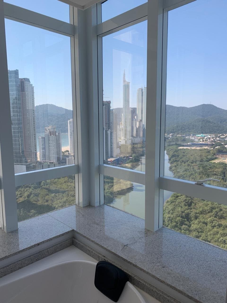 Apartamento de 3 quartos com 3 suítes e 182 m² em Bal. Camboriú