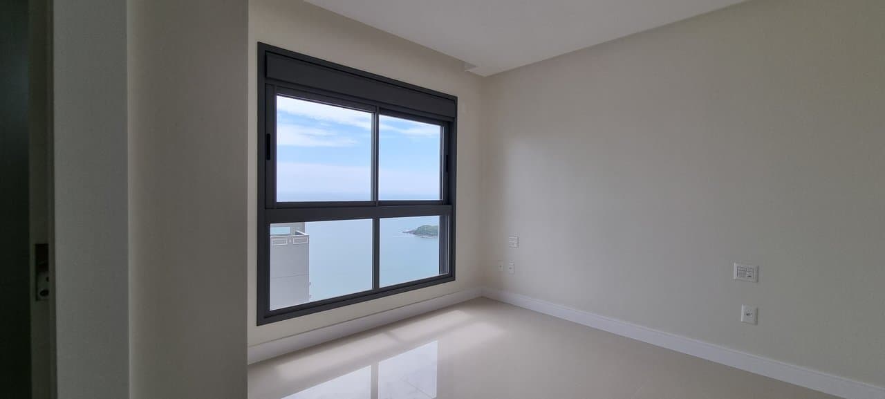 Apartamento de 4 quartos com 4 suítes e 182 m² em Bal. Camboriú