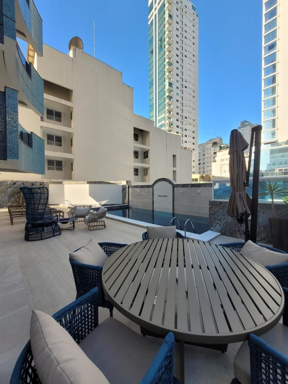 Apartamento de 3 quartos com 3 suítes e 252 m² em Bal. Camboriú