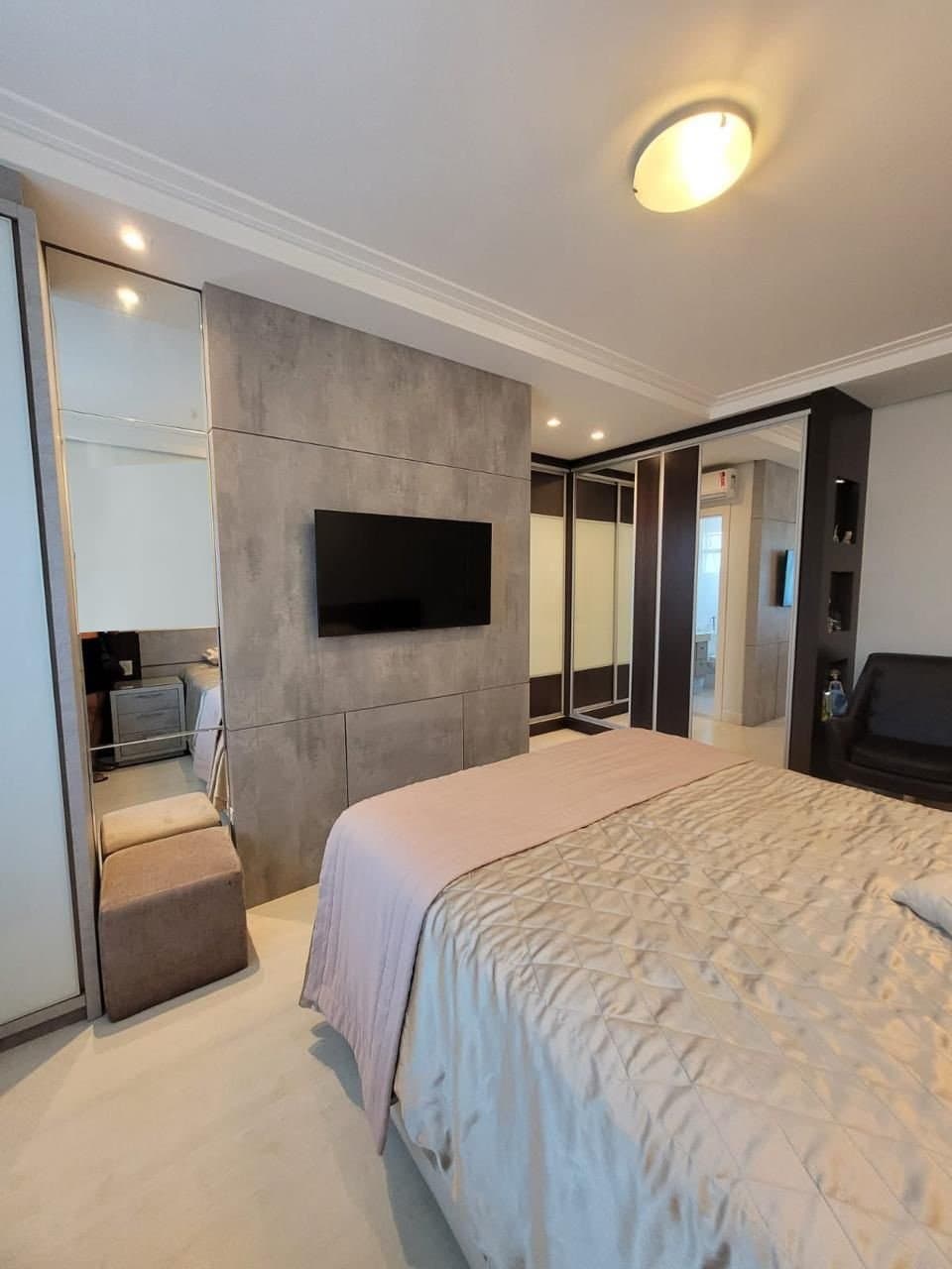 Apartamento de 3 quartos com 3 suítes e 252 m² em Bal. Camboriú
