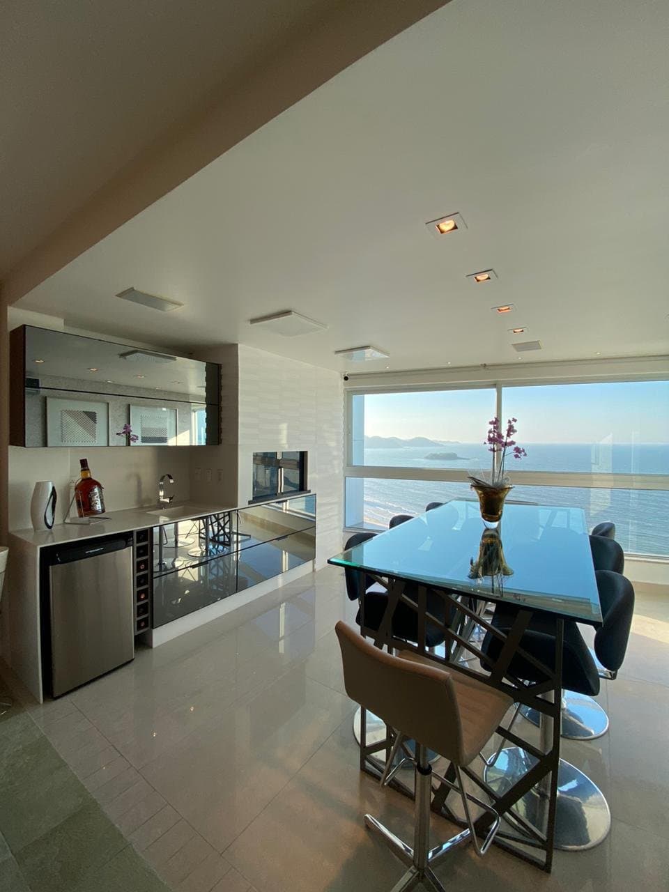 Apartamento de 4 quartos com 4 suítes e 219 m² em Bal. Camboriú