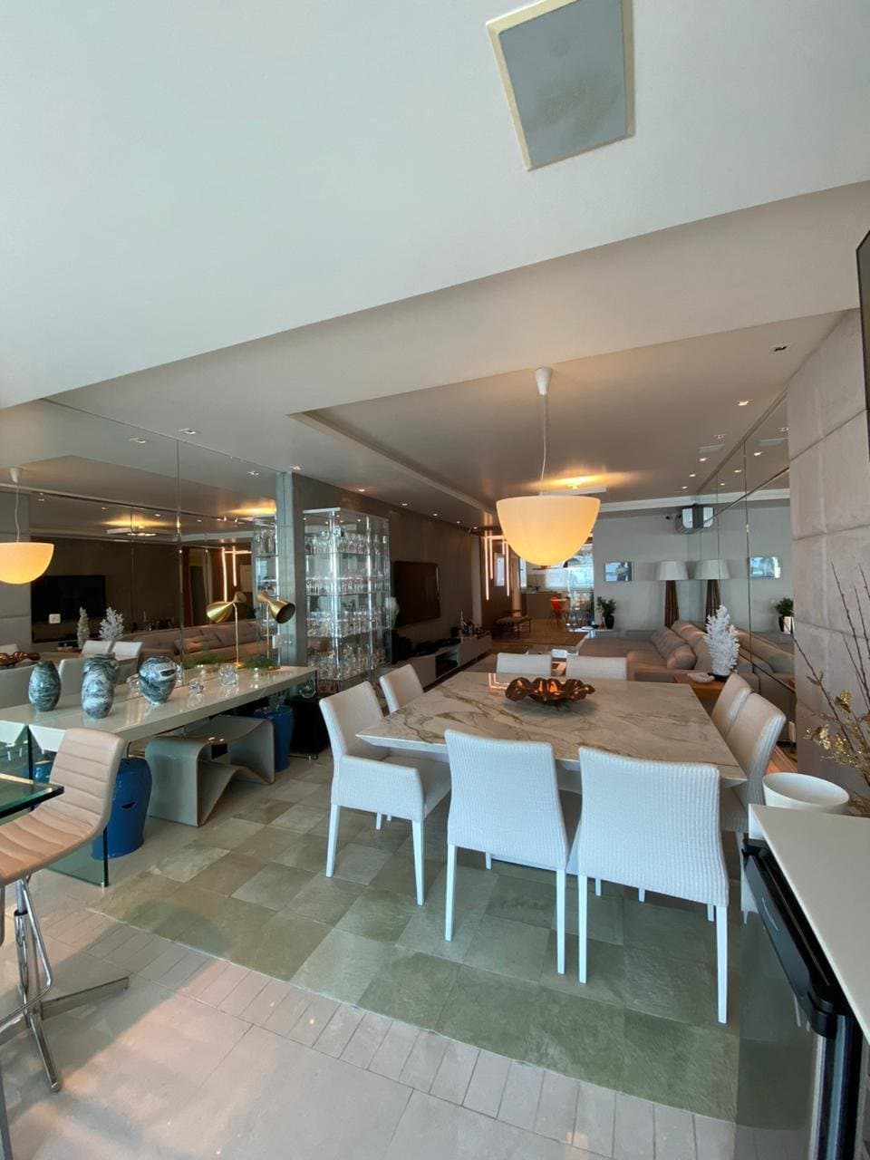 Apartamento de 4 quartos com 4 suítes e 219 m² em Bal. Camboriú