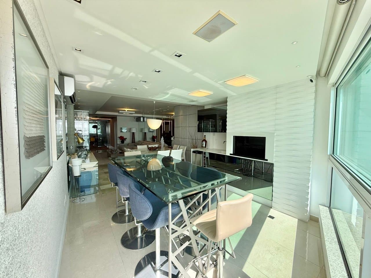 Apartamento de 4 quartos com 4 suítes e 219 m² em Bal. Camboriú