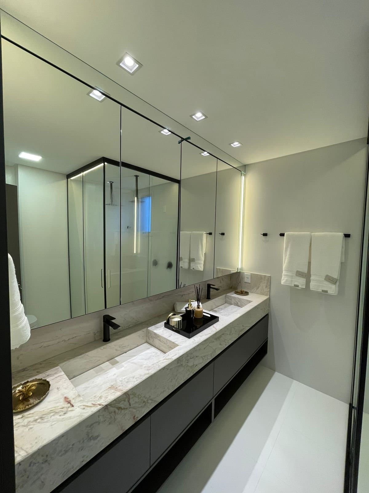 Cobertura de 3 quartos com 3 suítes e 240 m² em Centro, Bal. Camboriú