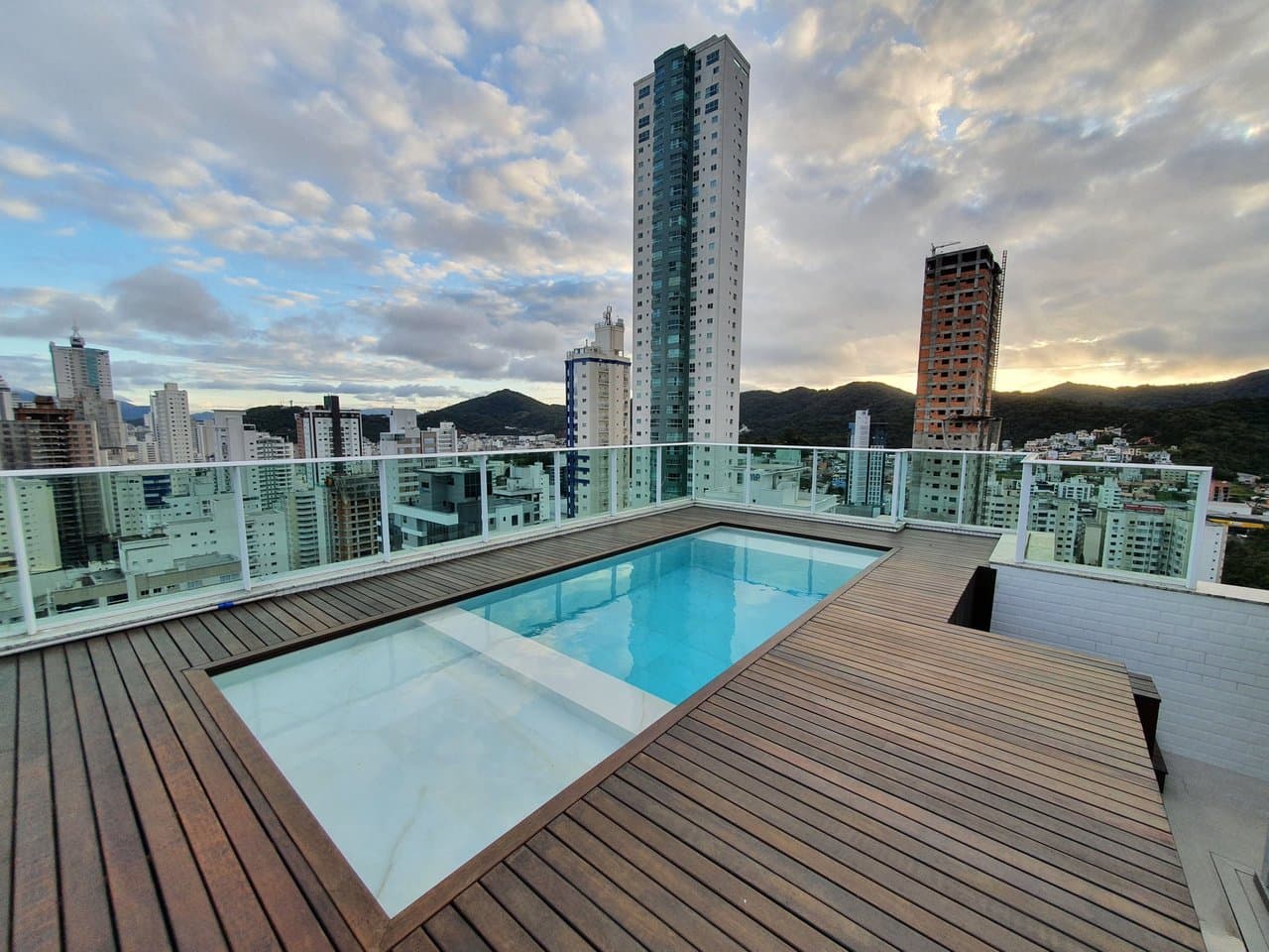 Cobertura de 3 quartos com 3 suítes e 268 m² em Pioneiros, Bal. Camboriú