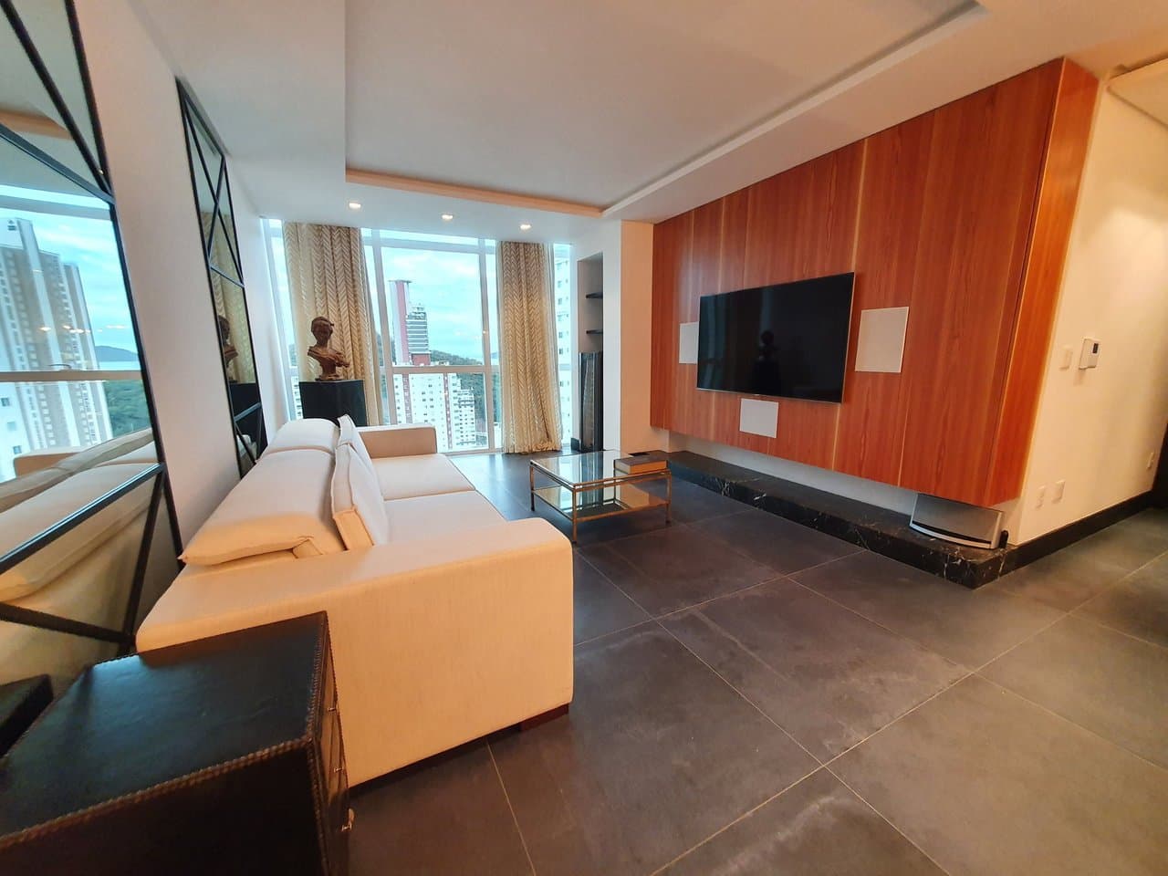 Cobertura de 3 quartos com 3 suítes e 268 m² em Pioneiros, Bal. Camboriú