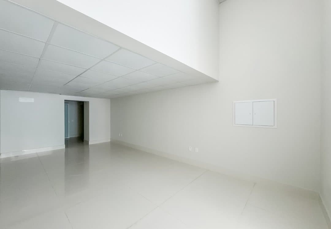 Sala Comercial 81 m² em Pioneiros, Bal. Camboriú