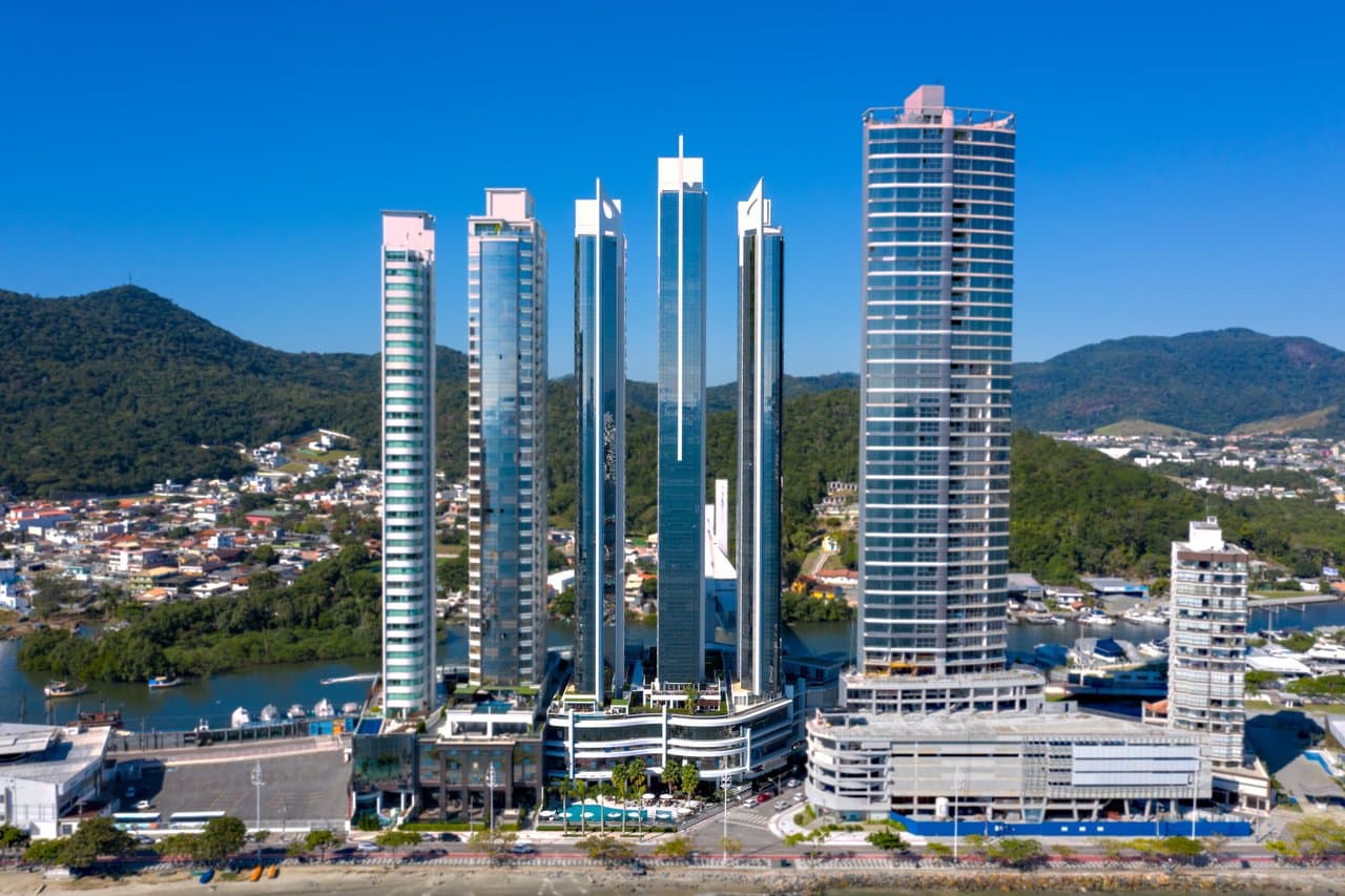 Apartamento de 4 quartos com 4 suítes e 233 m² em Barra Sul, Bal. Camboriú