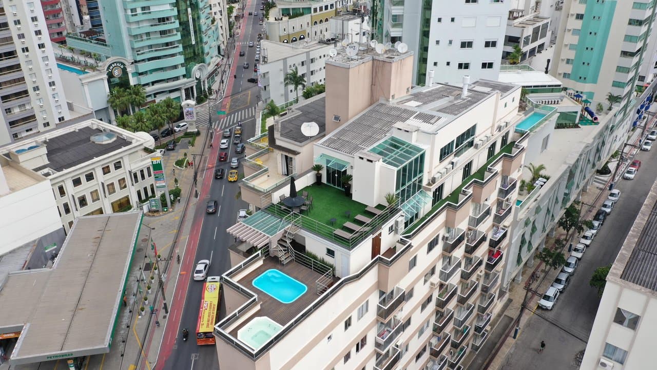 Cobertura de 12 quartos com 10 suítes e 440 m² em Centro, Bal. Camboriú