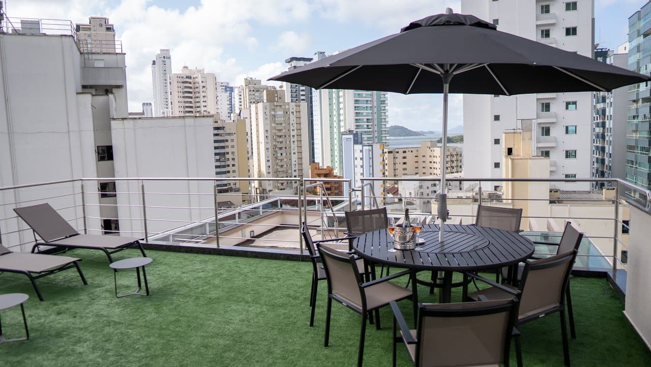 Cobertura de 12 quartos com 10 suítes e 440 m² em Centro, Bal. Camboriú